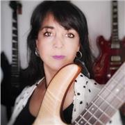 Me dedico a la música desde hace más de 30 años. Además de ser profesora (Guitarra clásica y eléctrica; Composición; Bajo; Piano; Producción musical) trabajo como intérprete (bajo y guitarra) en diversas formaciones y como compositora para medios audiovis